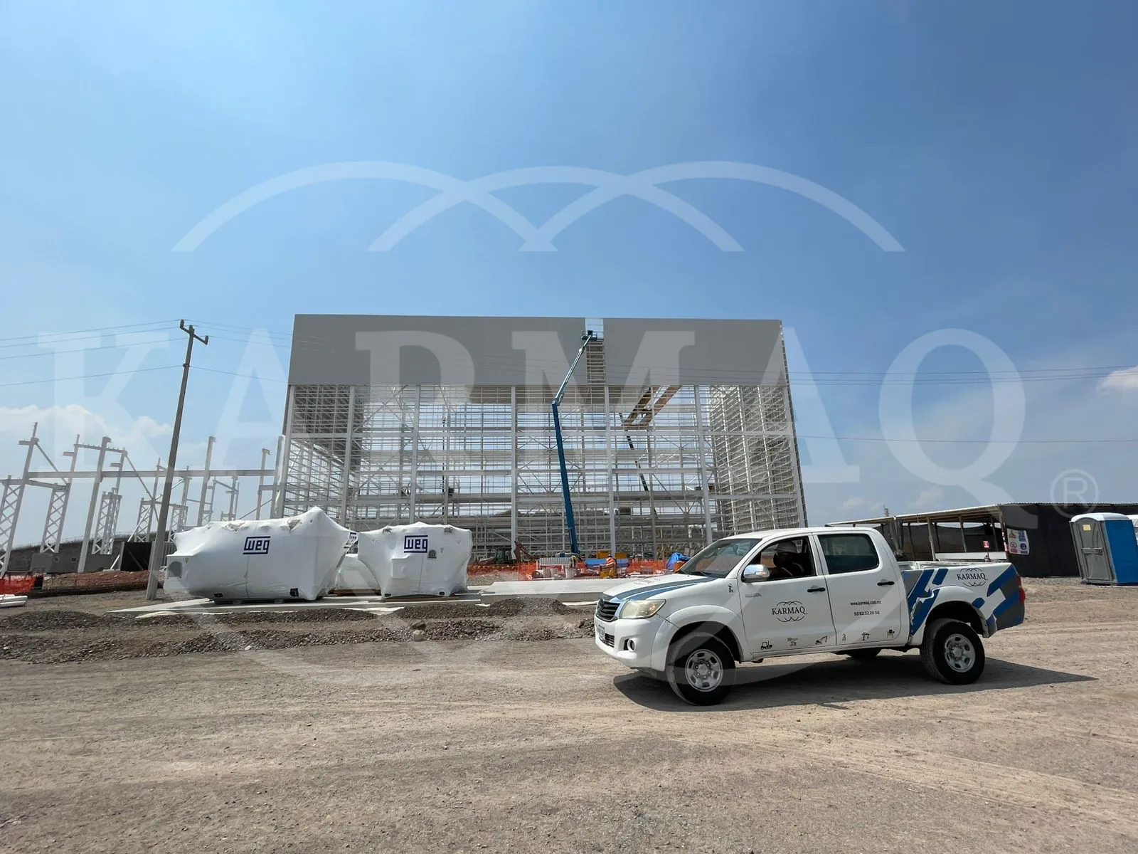 Camioneta KARMAQ en obra con plataforma de elevación