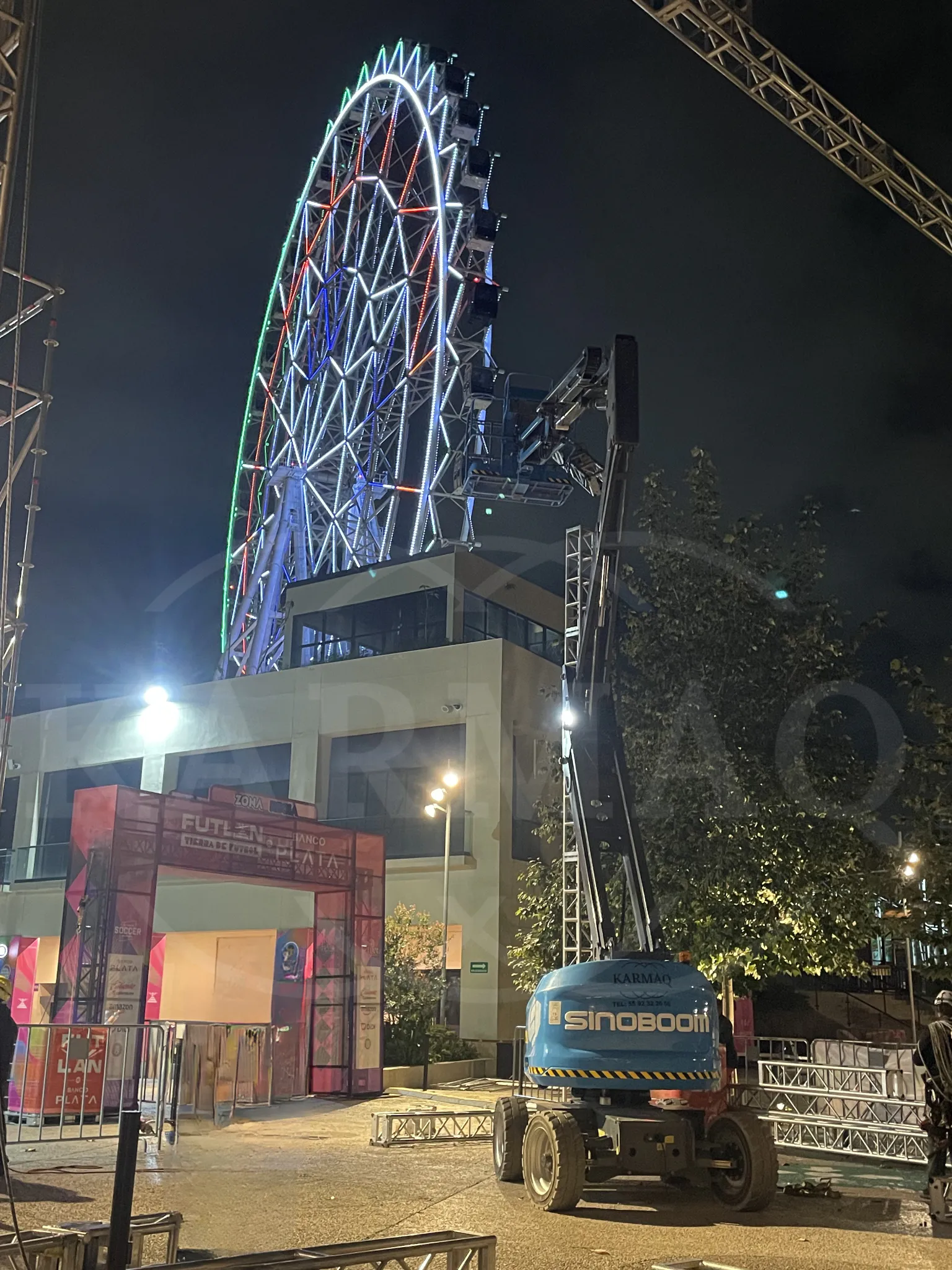 Plataforma telescópica KARMAQ trabajando en obra nocturna